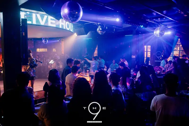 Biển LIVE HOUSE, quả cầu gương và ca sĩ trên sân khấu The 9 Live House Vũng Tàu