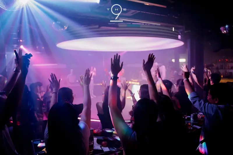 Cả phòng giơ tay dưới vòng đèn tròn và ánh tím tại The 9 Live House Vũng Tàu