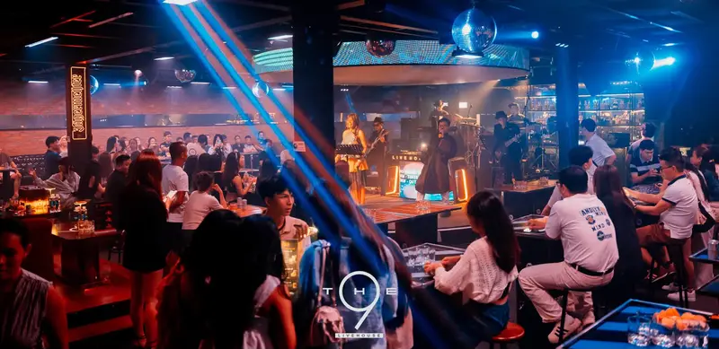 Ban nhạc trên sân khấu, khán phòng ánh đỏ giơ tay theo nhịp tại The 9 Live House