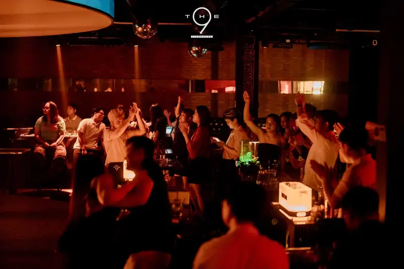 Khán phòng The 9 Live House Vũng Tàu ngập ánh đỏ, khách đứng vỗ tay theo ban nhạc