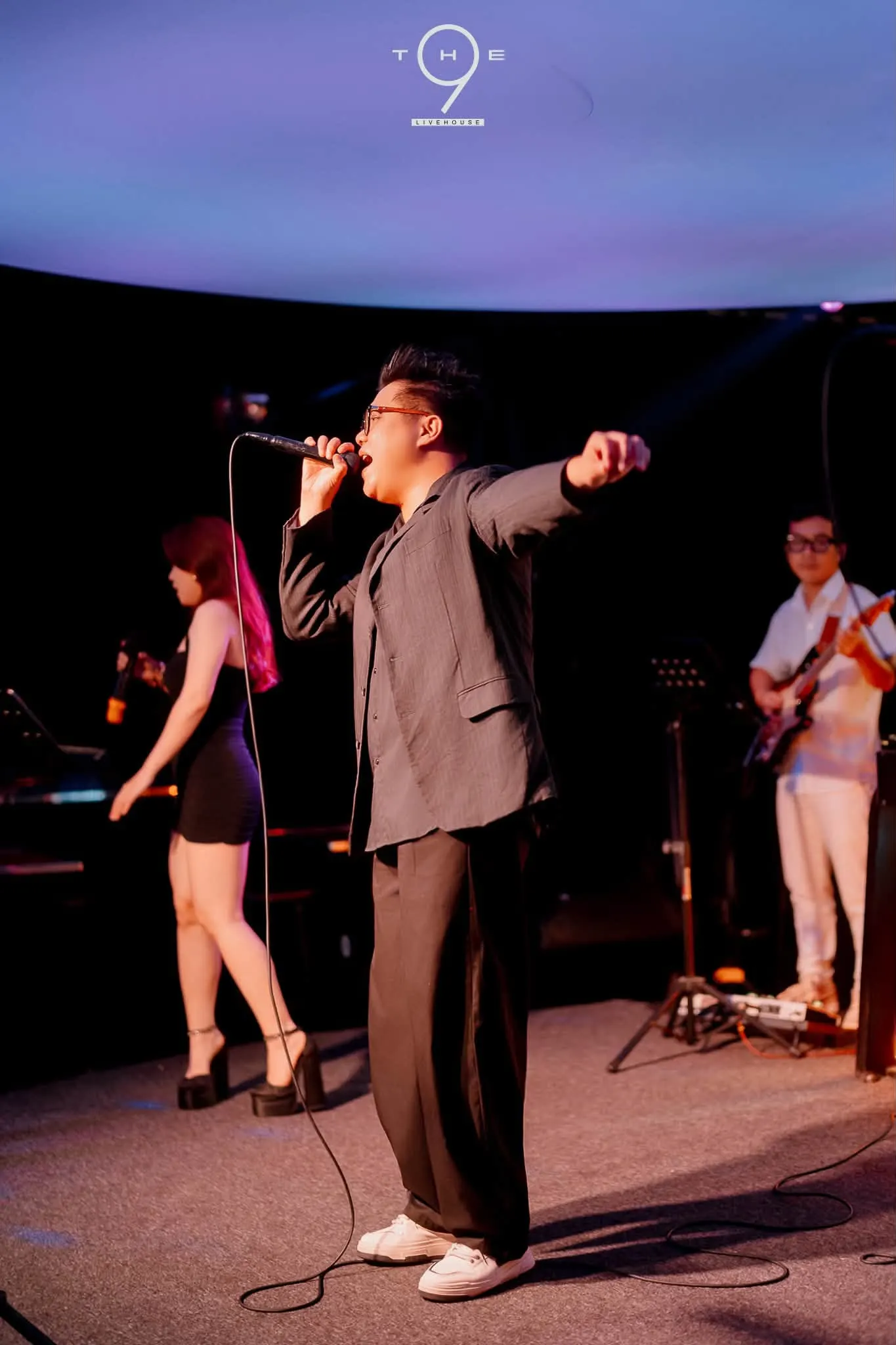 Ban nhạc và ca sĩ khách mời trên sân khấu tròn The 9 Live House Vũng Tàu