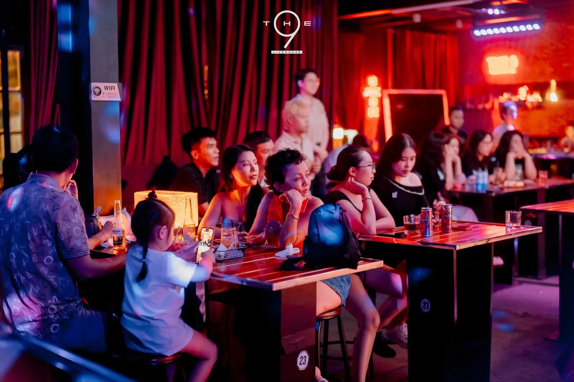 Khách ngồi bàn cao xem nhạc sống trước rèm đỏ tại The 9 Live House Vũng Tàu
