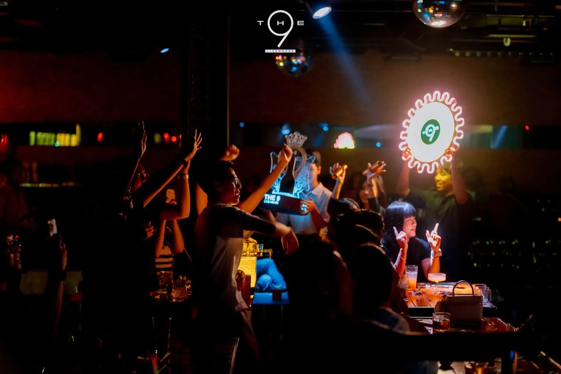 Biển neon The 9 và khách giơ tay theo ban nhạc trong đêm nhạc sống Vũng Tàu