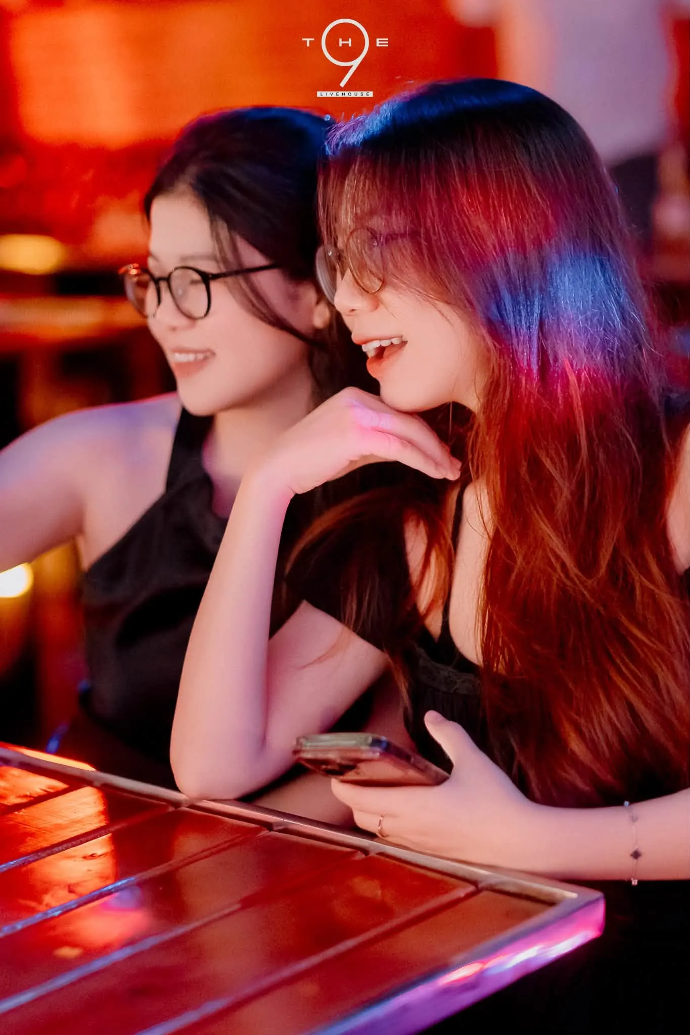 Hai khách nữ cười trong ánh đèn đỏ tại The 9 Live House Vũng Tàu