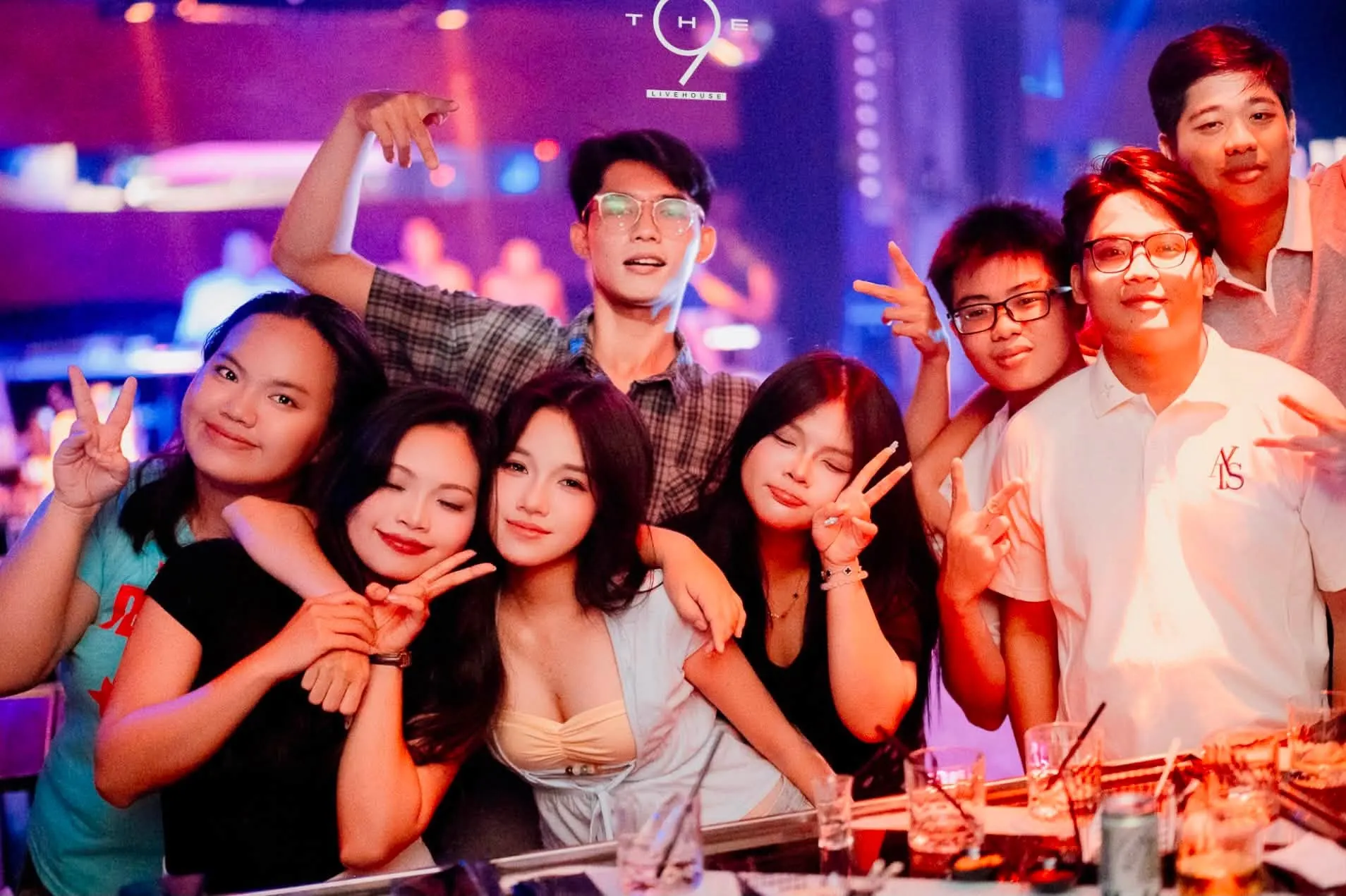 Nhóm bạn chụp ảnh kỷ niệm trong đêm nhạc tại The 9 Live House Vũng Tàu